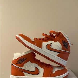 WMNS AIR JORDAN 1 MID SE..SIZE 7. Coconut milk/sport-BLK